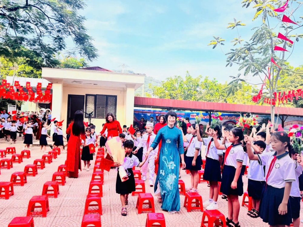 Lãnh đạo phường Tùng Thiện chia vui với học sinh ngày tựu trường