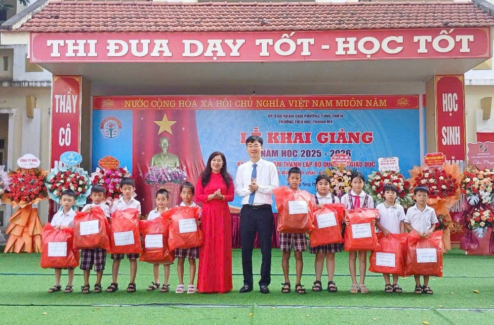 Chủ tịch UBND phường Tùng Thiện Nguyễn Viết Đạt (thứ 3 từ phải sang) tặng hoa chúc mừng và dự Lễ khai giảng năm học mới tại trường Tiểu học Thanh Mỹ.
