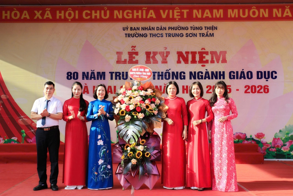 Đồng chí Đỗ Thị Lan Hương (thứ 3 từ trái qua) - Bí thư Đảng ủy, Chủ tịch HĐND phường Tùng Thiện tặng hoa chúc mừng và dự Lễ khai giảng năm học mới tại trường THCS Trung Sơn Trầm.