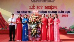 Lãnh đạo phường Tùng Thiện chia vui với học sinh ngày tựu trường