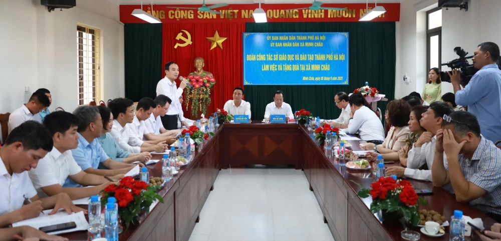 Giám đốc Sở GD&ĐT Hà Nội tháo gỡ khó khăn tại xã đảo Minh Châu