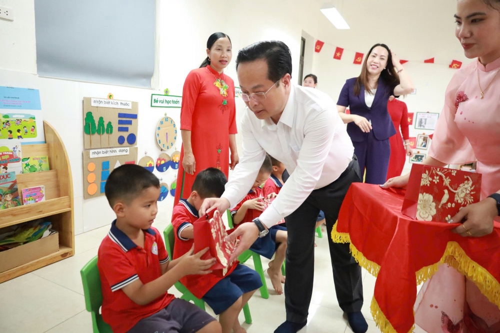 Giám đốc Sở GD&ĐT Hà Nội tháo gỡ khó khăn tại xã đảo Minh Châu