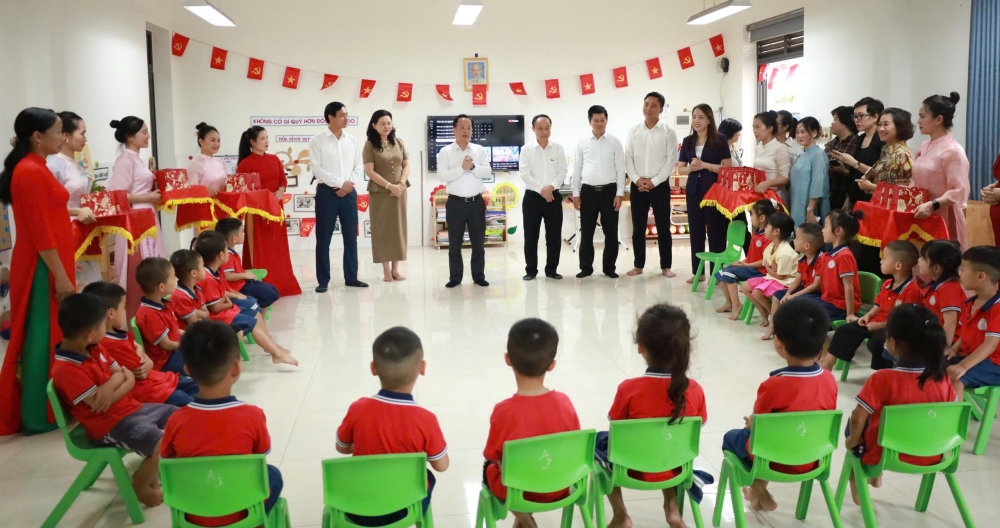 Giám đốc Sở GD&ĐT Hà Nội tháo gỡ khó khăn tại xã đảo Minh Châu