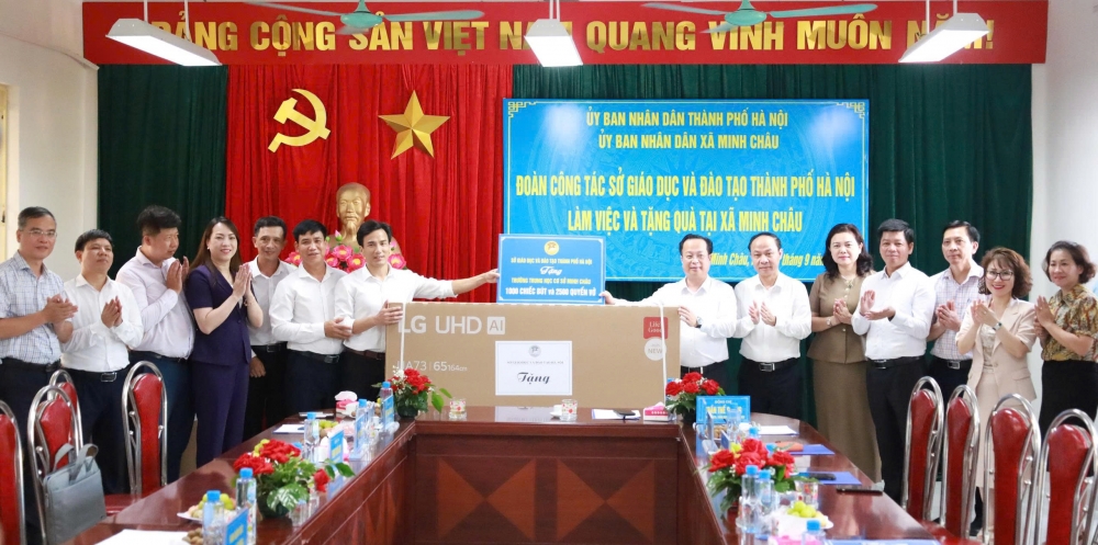 Đoàn công tác tặng một số món quà để phát triển sự nghiệp giáo dục tại xã đảo Minh Châu.