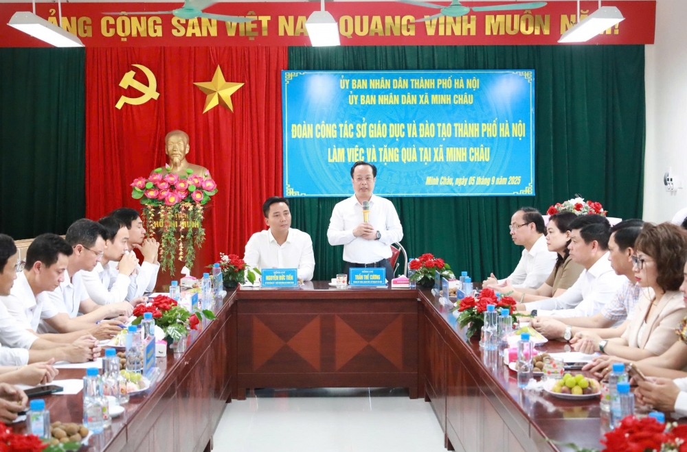 Giám đốc Sở GD&ĐT Hà Nội tháo gỡ khó khăn tại xã đảo Minh Châu