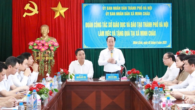 Giám đốc Sở GD&ĐT Hà Nội tháo gỡ khó khăn tại xã đảo Minh Châu