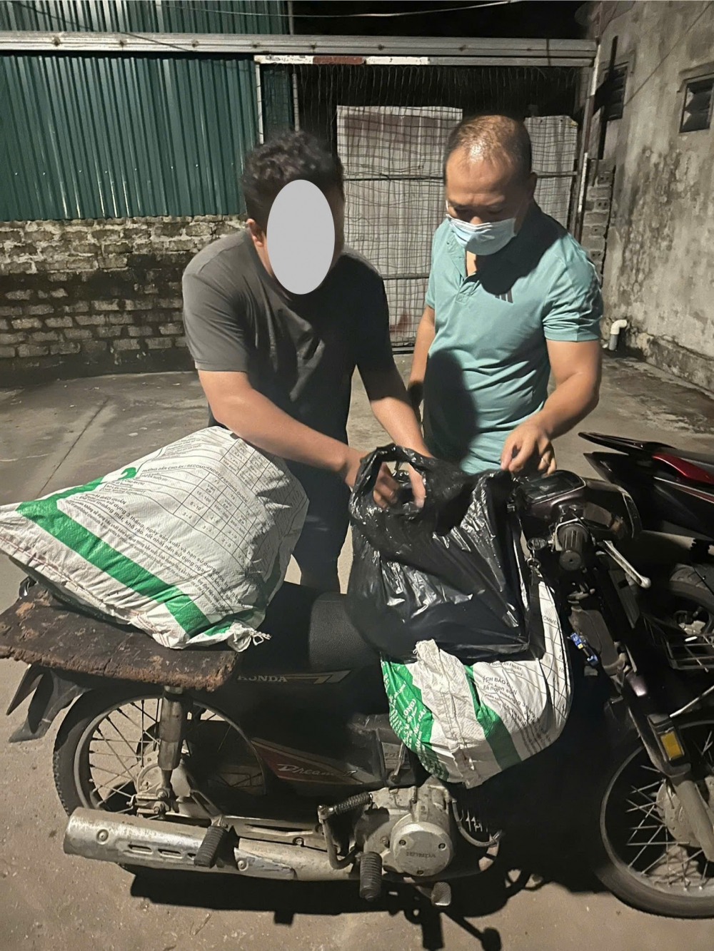 Công an xã Phú Xuyên kiểm tra, phát hiện hành vi vận chuyển thịt lợn bệnh đi tiêu thụ của anh H vào chiều 6/9.