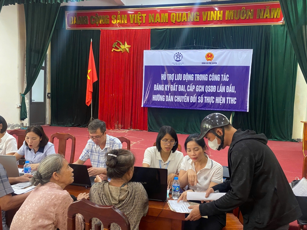 Người dân Phú Xuyên phấn khởi đón nhận hỗ trợ lưu động về thủ tục hành chính