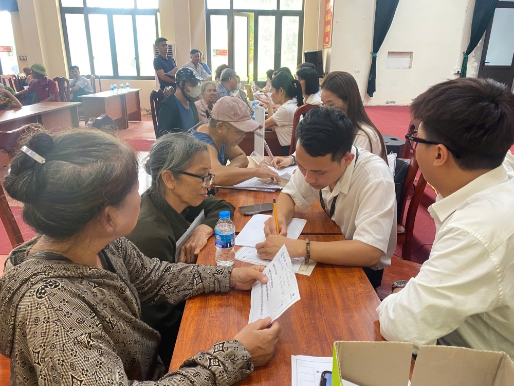 Người dân Phú Xuyên phấn khởi đón nhận hỗ trợ lưu động về thủ tục hành chính