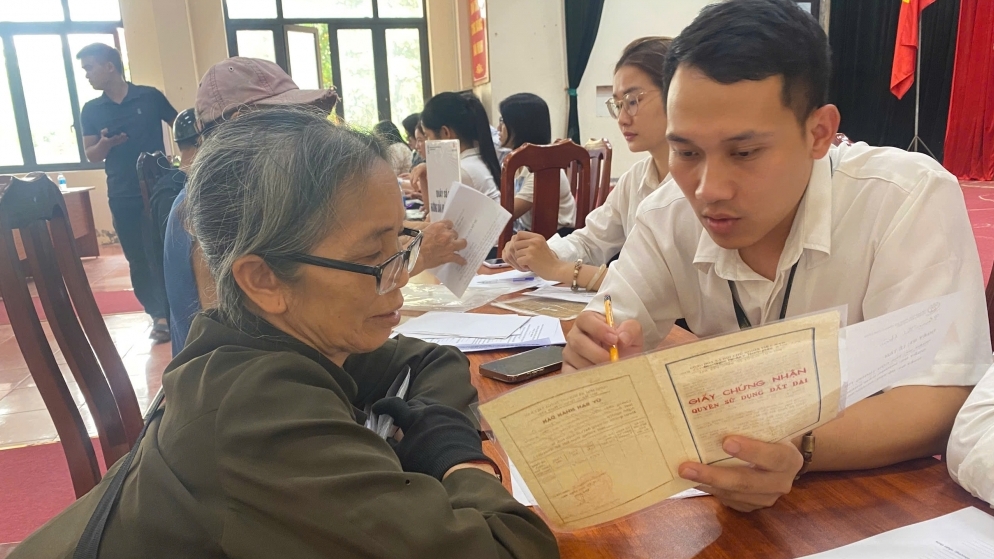 Người dân Phú Xuyên phấn khởi đón nhận hỗ trợ lưu động về thủ tục hành chính