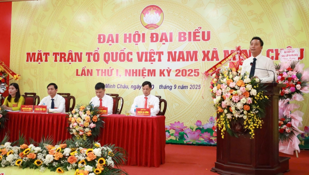 đồng chí Nguyễn Đức Tiến, Bí thư Đảng ủy, Chủ tịch HĐND xã Minh Châu chúc mừng