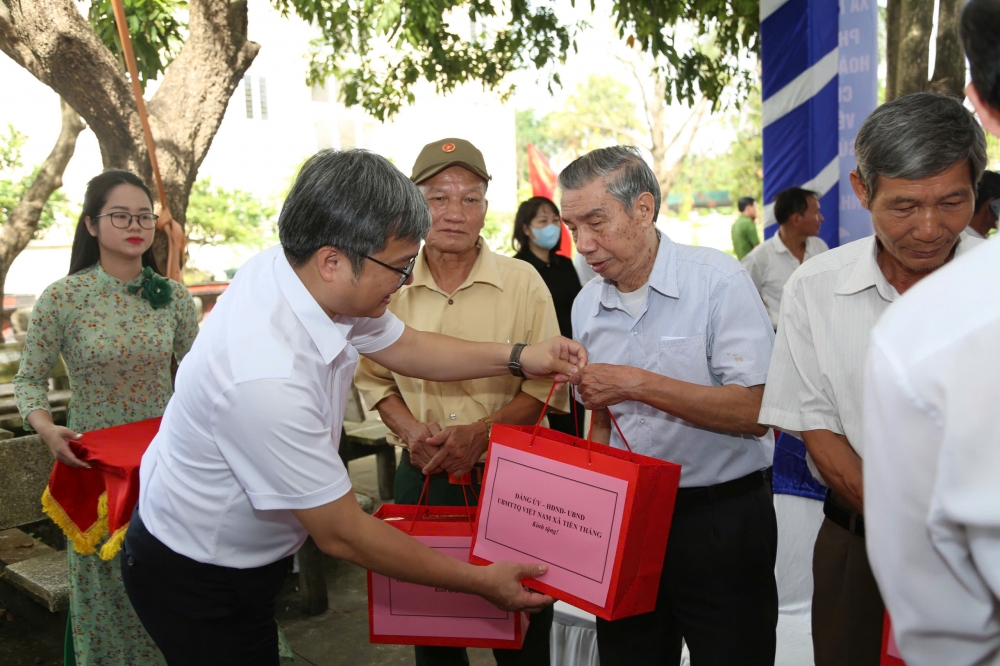 Hàng chục nghìn người dân xã Tiến Thắng được khám sức khỏe miễn phí