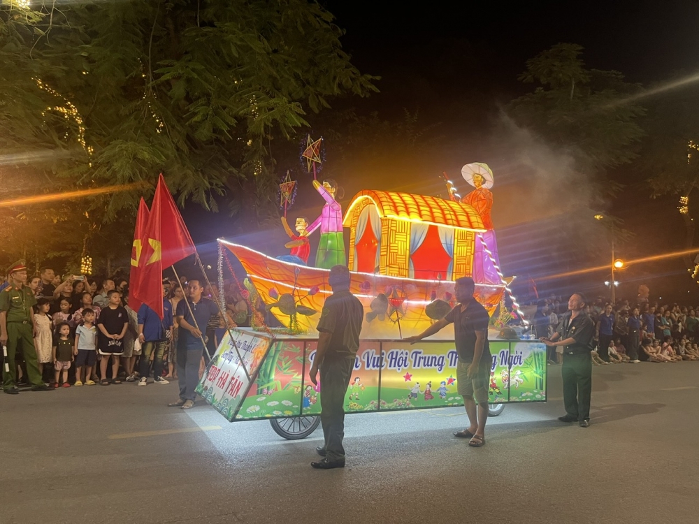 Lung linh sắc màu đêm rước đèn Trung thu tại Sơn Tây
