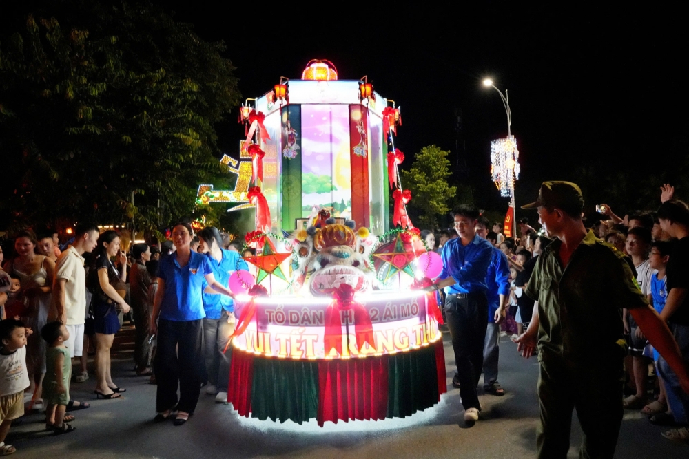 Lung linh sắc màu đêm rước đèn Trung thu tại Sơn Tây