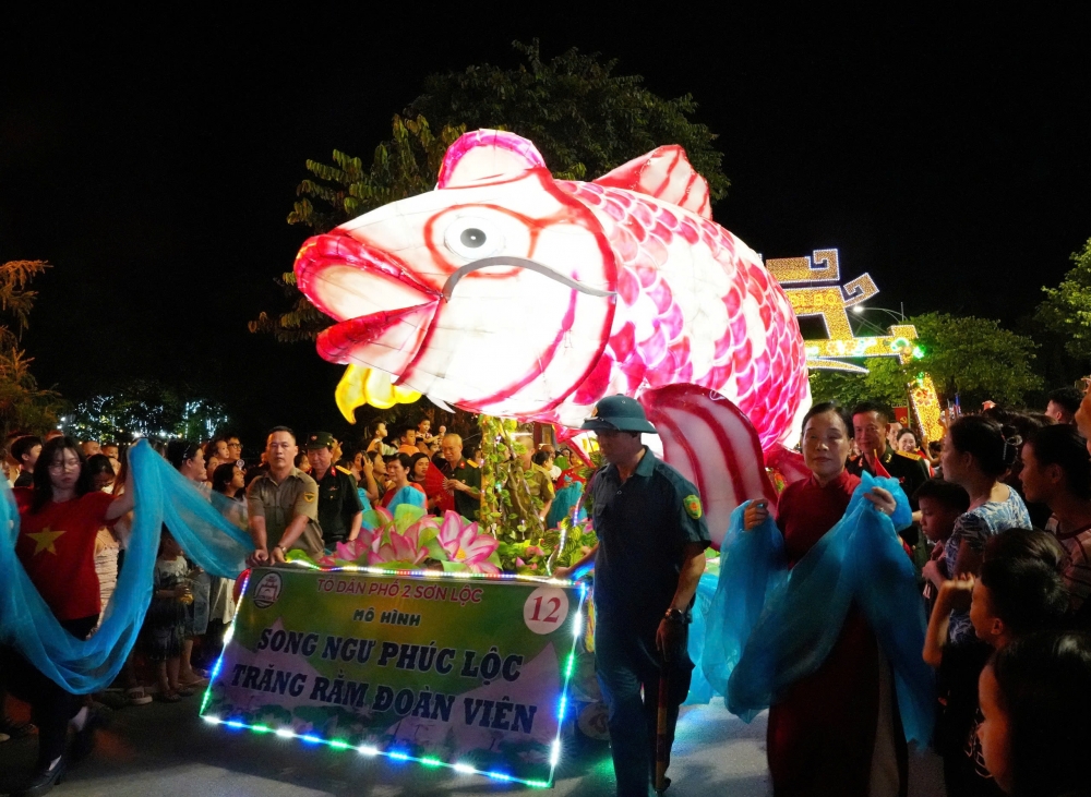 Lung linh sắc màu đêm rước đèn Trung thu tại Sơn Tây