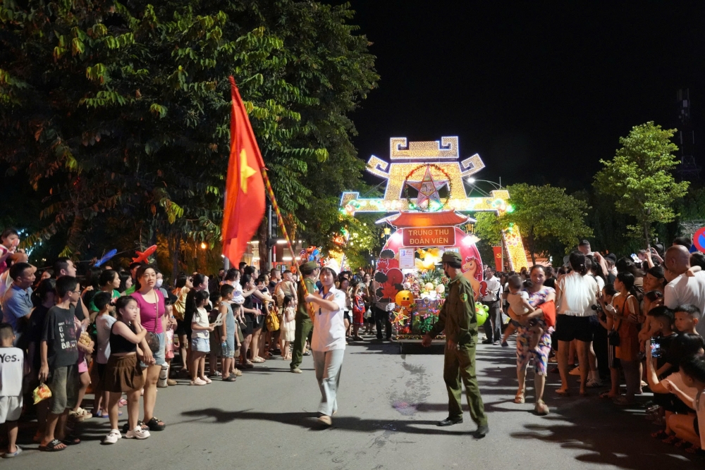 Lung linh sắc màu đêm rước đèn Trung thu tại Sơn Tây