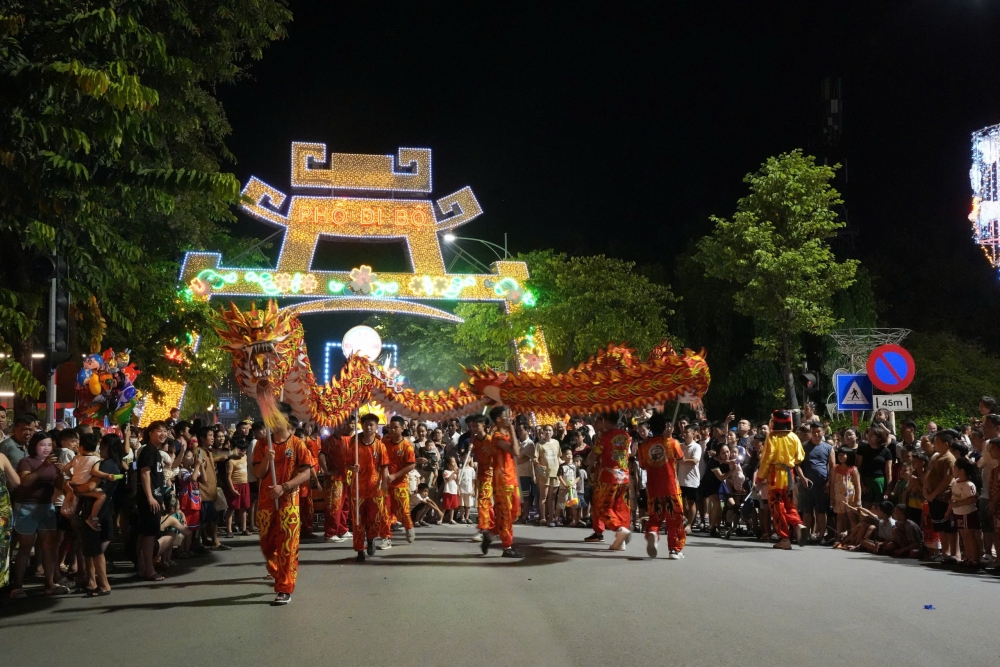 Lung linh sắc màu đêm rước đèn Trung thu tại Sơn Tây
