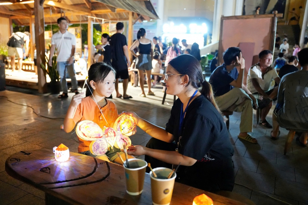 Lung linh sắc màu đêm rước đèn Trung thu tại Sơn Tây