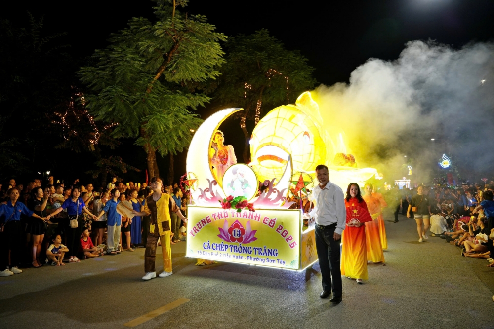 Lung linh sắc màu đêm rước đèn Trung thu tại Sơn Tây