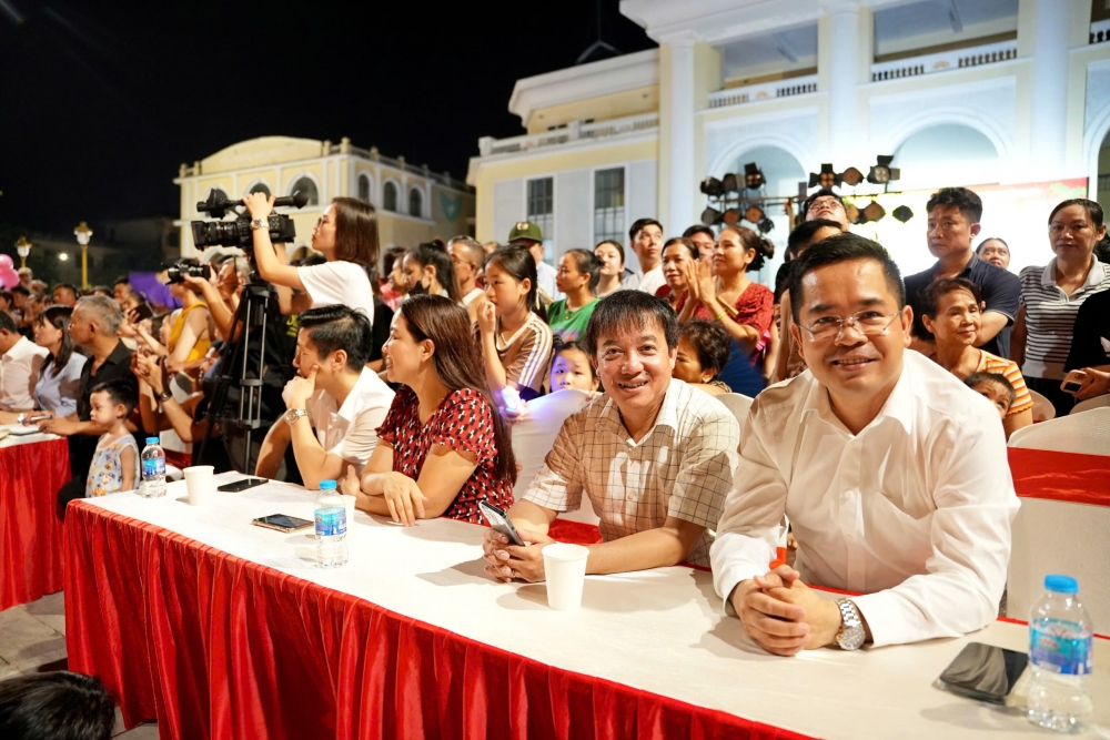 Lung linh sắc màu đêm rước đèn Trung thu tại Sơn Tây