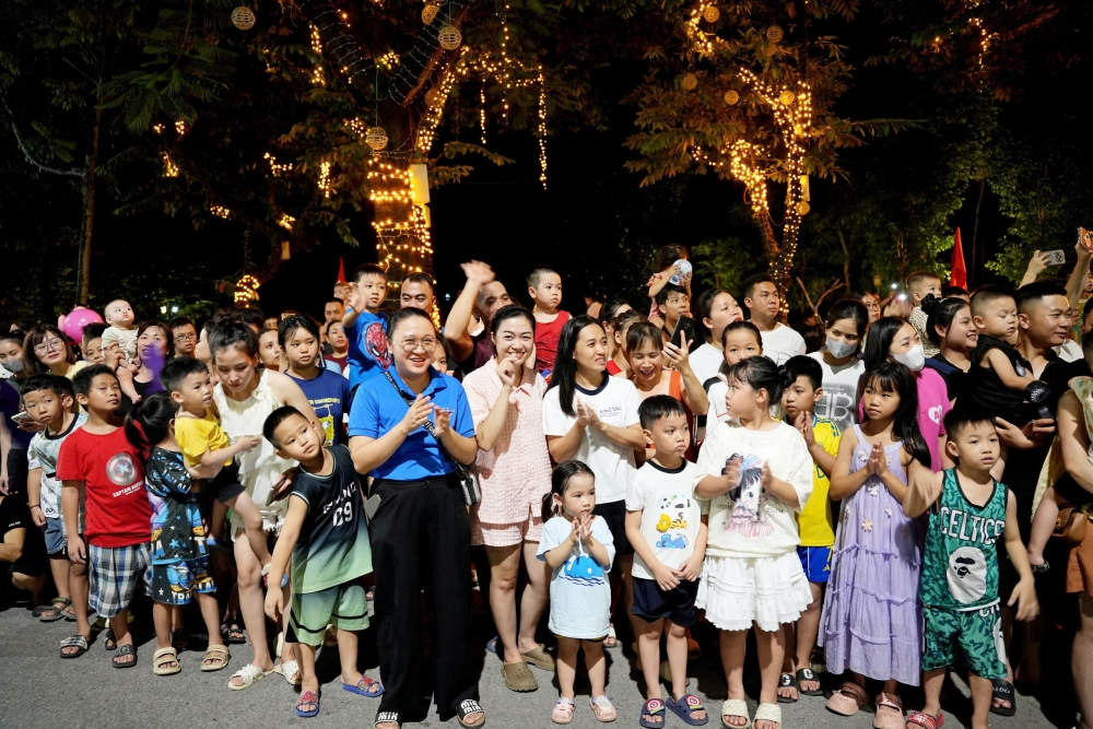 Lung linh sắc màu đêm rước đèn Trung thu tại Sơn Tây