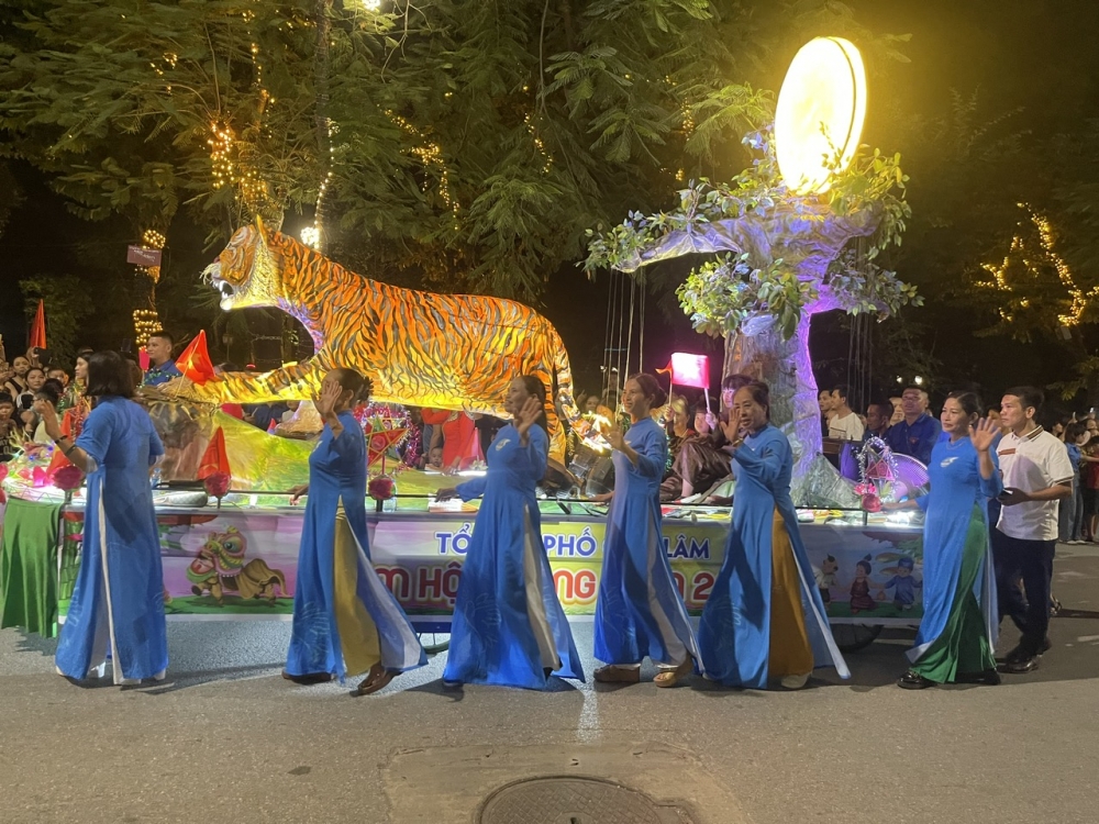 Lung linh sắc màu đêm rước đèn Trung thu tại Sơn Tây