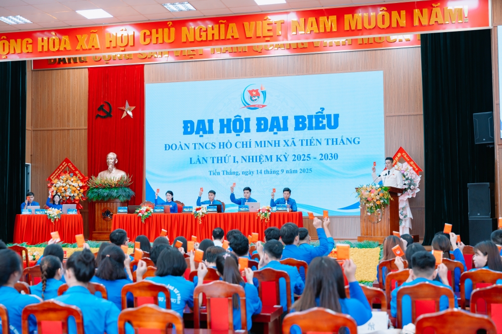 Các đại biểu biểu quyết thông qua Nghị quyết của đại hội. Các đại biểu biểu quyết thông qua Nghị quyết của đại hội.