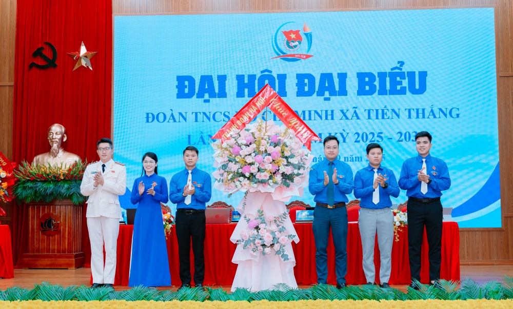 Tuổi trẻ xã Tiến Thắng đoàn kết, tiên phong, bản lĩnh, sáng tạo Tuổi trẻ xã Tiến Thắng đoàn kết, tiên phong, bản lĩnh, sáng tạo