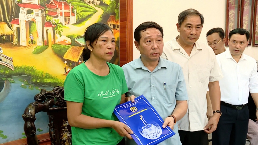 Lãnh đạo MTTQ thành phố thăm hỏi, chia sẻ với gia đình nạn nhân vụ cháy tại Thường Tín