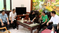 lanh dao mttq thanh pho tham hoi chia se voi gia dinh nan nhan vu chay tai thuong tin