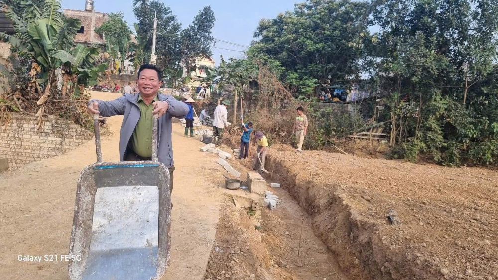 Nhân dân đồng lòng góp công sức, tiền của để mở rộng đường làng, làm quê hương khang trang hơn. Nhân dân đồng lòng góp công sức, tiền của để mở rộng đường làng, làm quê hương khang trang hơn.