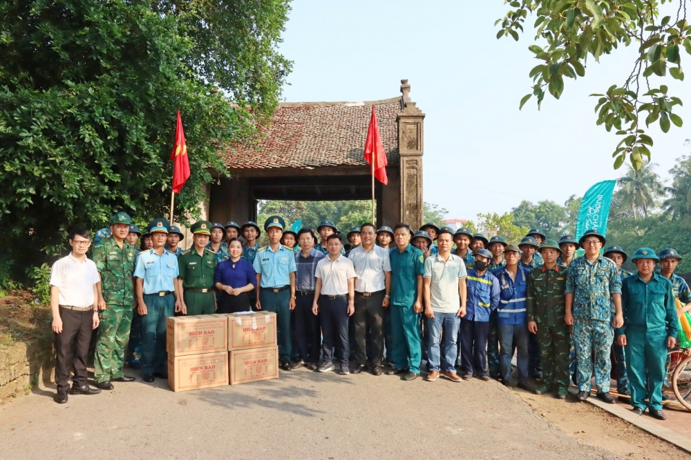 Hàng trăm người chung tay giữ gìn môi trường sạch, đẹp làng cổ Đường Lâm