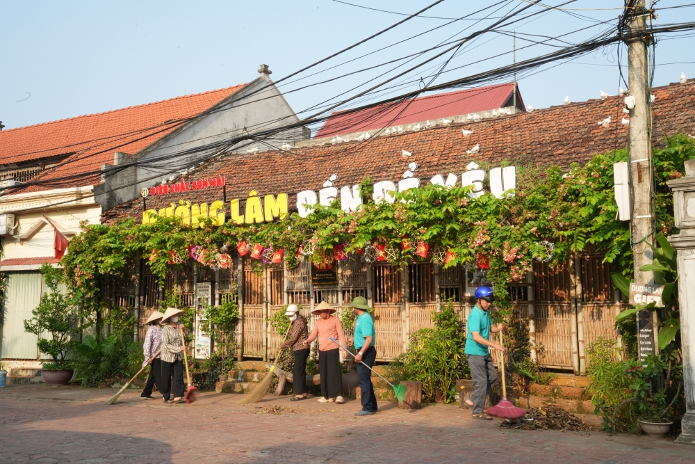 Hàng trăm người chung tay giữ gìn môi trường sạch, đẹp làng cổ Đường Lâm