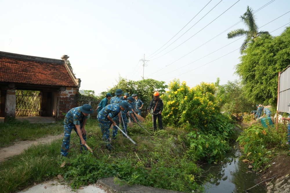 Hàng trăm người chung tay giữ gìn môi trường sạch, đẹp làng cổ Đường Lâm