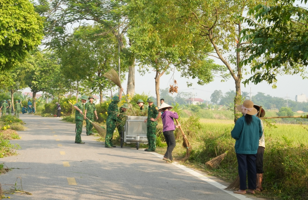 Hàng trăm người chung tay giữ gìn môi trường sạch, đẹp làng cổ Đường Lâm