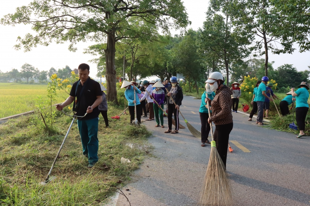 Hàng trăm người chung tay giữ gìn môi trường sạch, đẹp làng cổ Đường Lâm