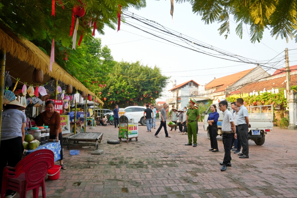 Hàng trăm người chung tay giữ gìn môi trường sạch, đẹp làng cổ Đường Lâm