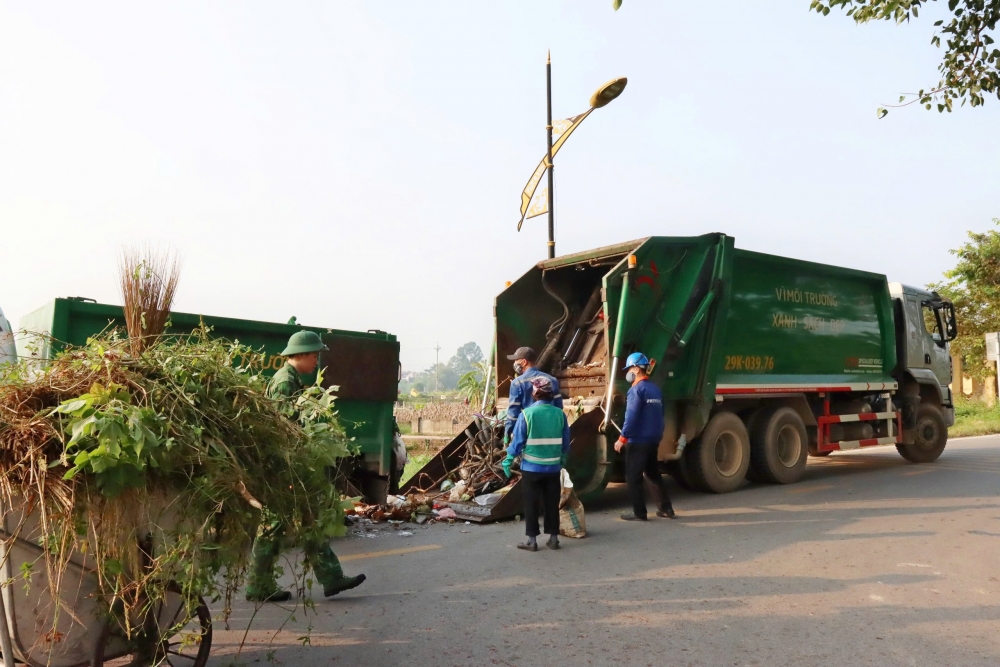 Hàng trăm người chung tay giữ gìn môi trường sạch, đẹp làng cổ Đường Lâm