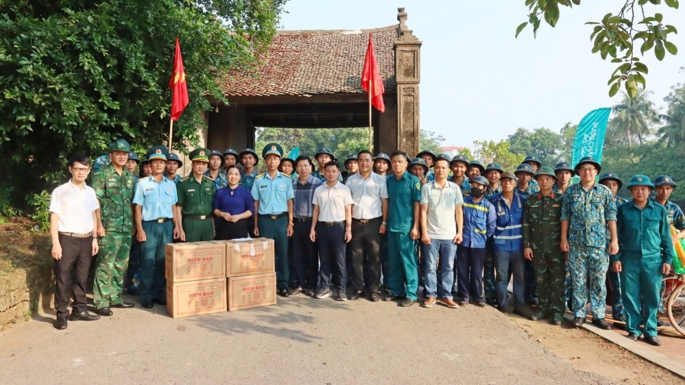 Hàng trăm người chung tay giữ gìn môi trường sạch, đẹp làng cổ Đường Lâm