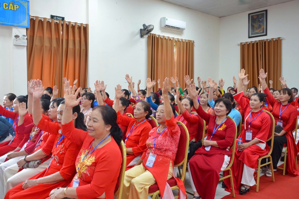 Hội viên Hội LHPN phường Tùng Thiện biểu quyết thông qua các nghị quyết của đại hội. Hội viên Hội LHPN phường Tùng Thiện biểu quyết thông qua các nghị quyết của đại hội.