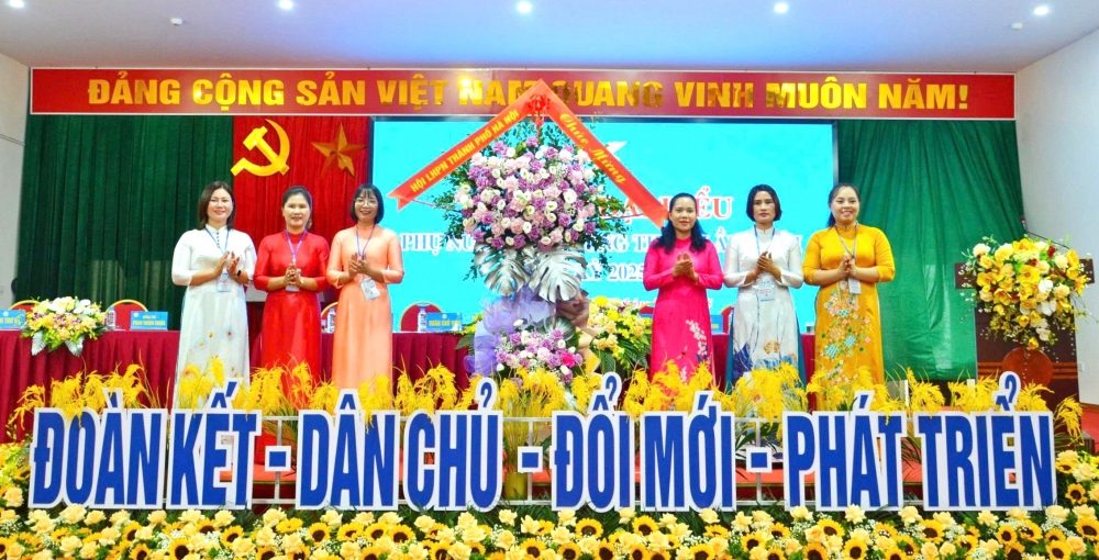 đồng chí Nguyễn Thị Tuyết Mai - Ủy viên Ban chấp hành - Phó Ban công tác phụ nữ Hội Liên hiệp phụ nữ (LHPN) thành phố Hà Nội đồng chí Nguyễn Thị Tuyết Mai - Ủy viên Ban chấp hành - Phó Ban công tác phụ nữ Hội Liên hiệp phụ nữ (LHPN) thành phố Hà Nội