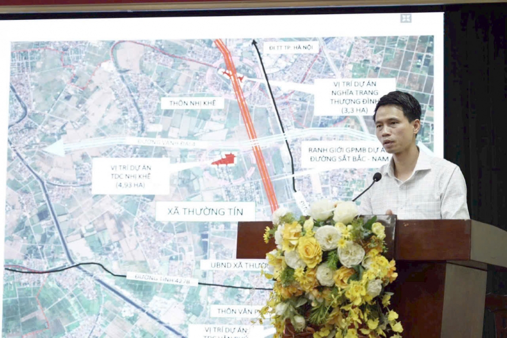 Đại diện BQL Đầu tư xây dựng và hạ tầng xã Thường Tín cung cấp thông tin tới người dân