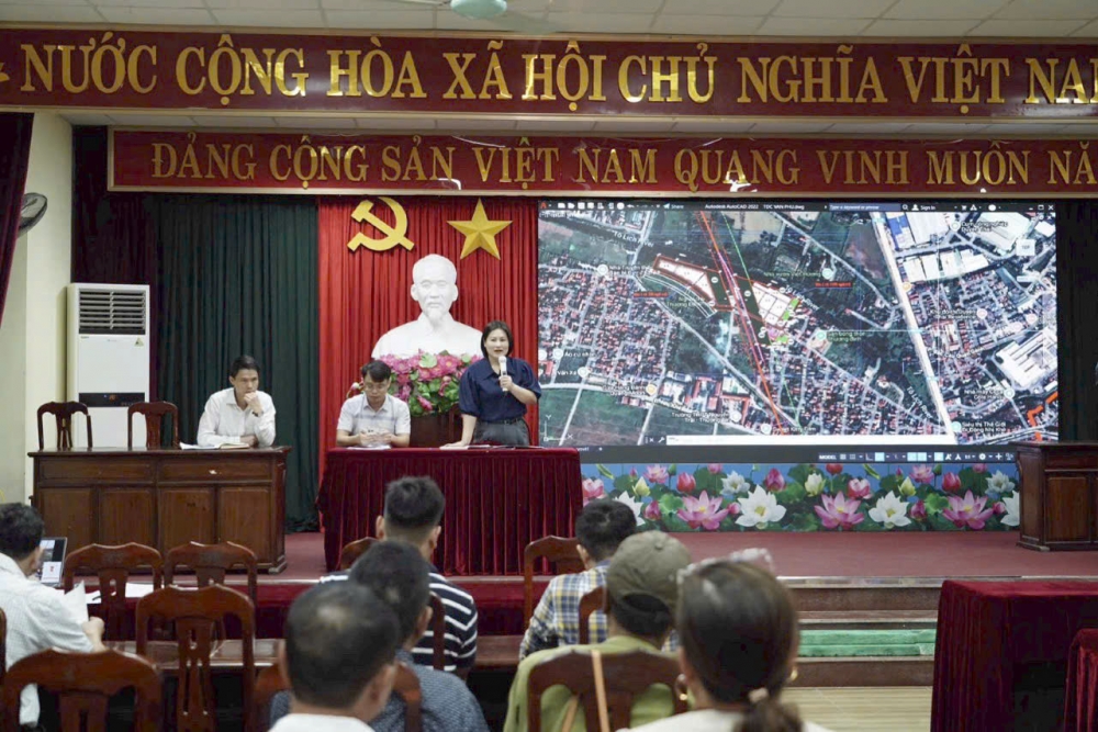 Phó Chủ tịch UBND xã Thường Tín Uông Thị Phượng phát biểu ý kiến 