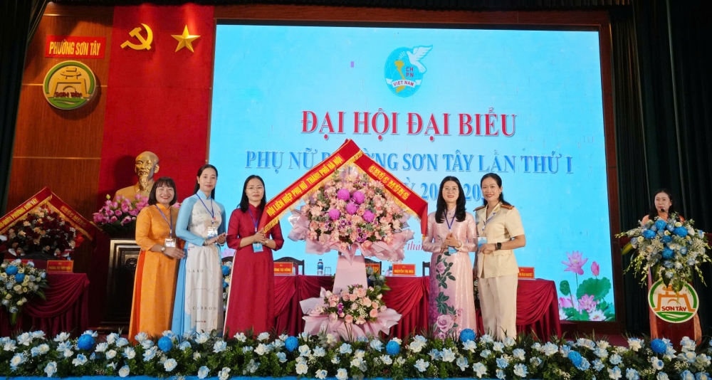 Đại diện Hội LHPN thành phố Hà Nội chúc mừng đại hội