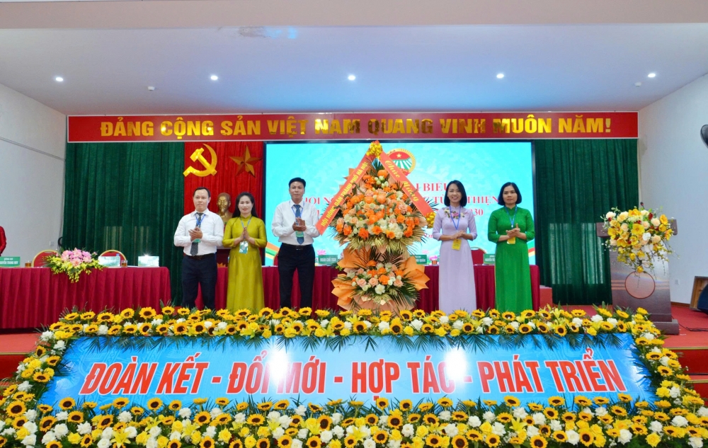 Xây dựng tổ chức Hội vững mạnh, nông dân số, nông nghiệp sạch