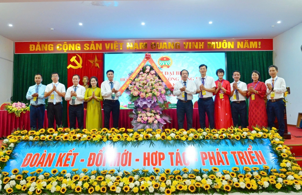 Xây dựng tổ chức Hội vững mạnh, nông dân số, nông nghiệp sạch