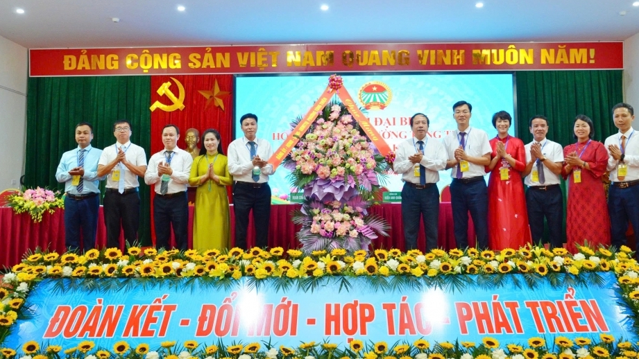 Xây dựng tổ chức Hội vững mạnh, nông dân số, nông nghiệp sạch