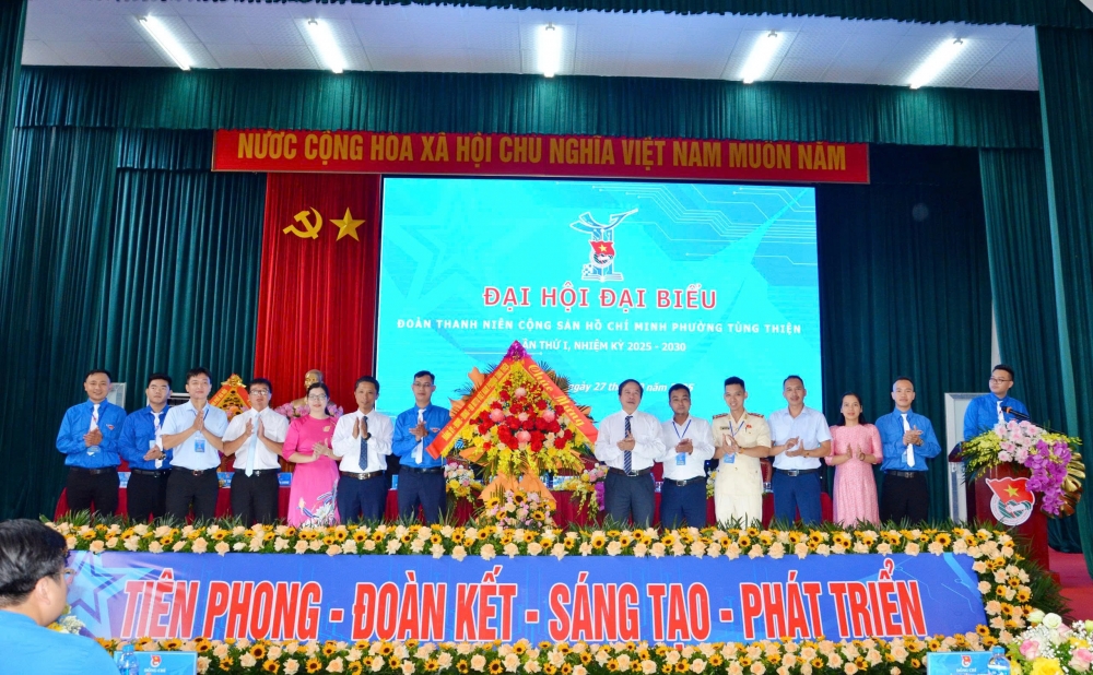 Lãnh đạo phường Tùng Thiện chúc mừng Đại hội đại biểu Đoàn TNCS Hồ Chí Minh phường lần thứ I, nhiệm kỳ 2025-2030.