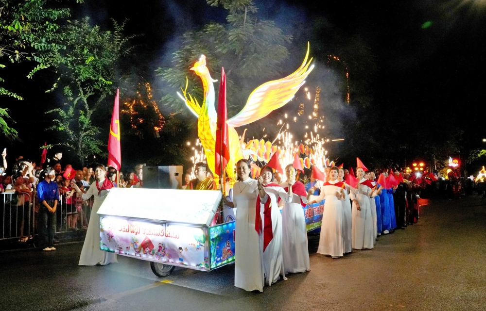 Biển người hào hứng chiêm ngưỡng các mô hình đèn Trung thu ở Sơn Tây