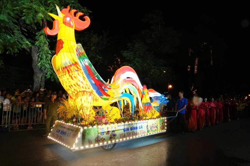 Biển người hào hứng chiêm ngưỡng các mô hình đèn Trung thu ở Sơn Tây